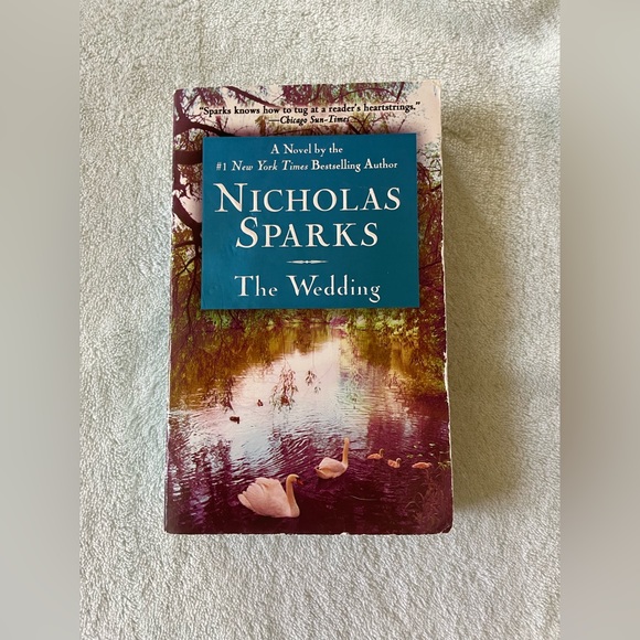 ⭐️HP⭐️ The Wedding by Nicholas Sparks Paperback - Picture 2 of 8